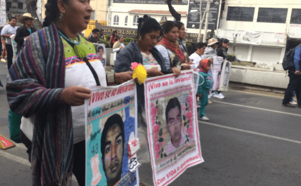 Padres de Ayotzinapa se dirigen a la Basílica de Guadalupe