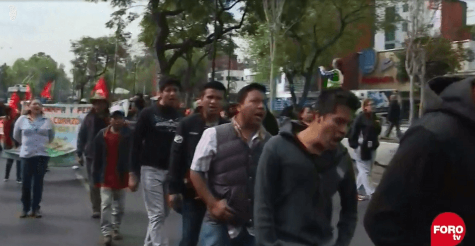 Padres normalistas de Ayotzinapa se dirigen a la Basílica de Guadalupe. (FOROtv) 