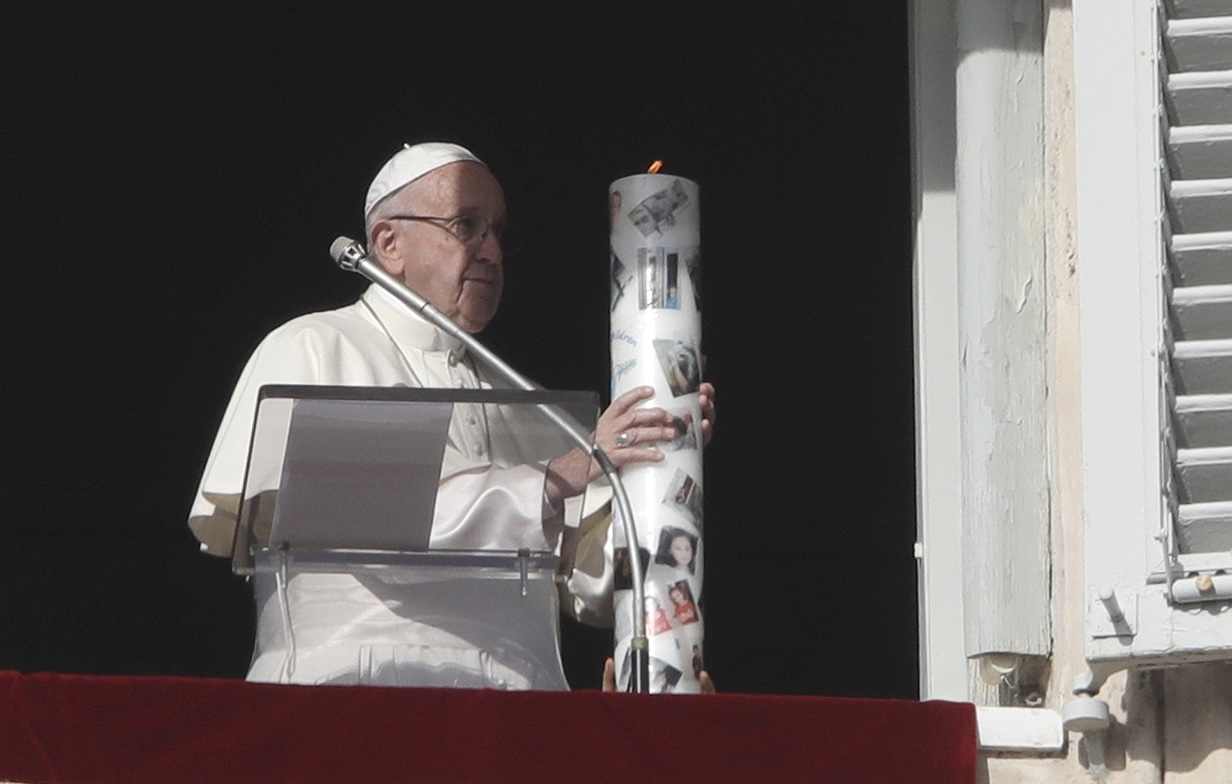 Papa Francisco enciende un cirio por la paz en Siria y en el mundo