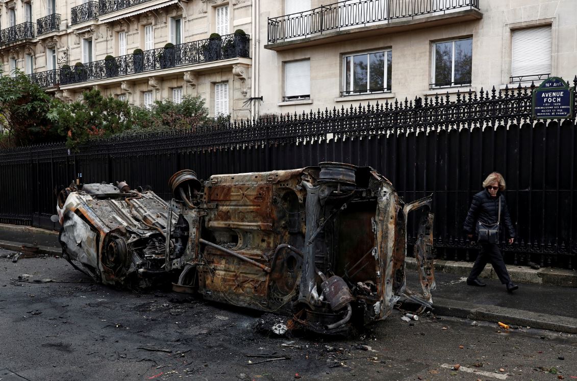 Evalúan daños en París tras la peor protesta en una década