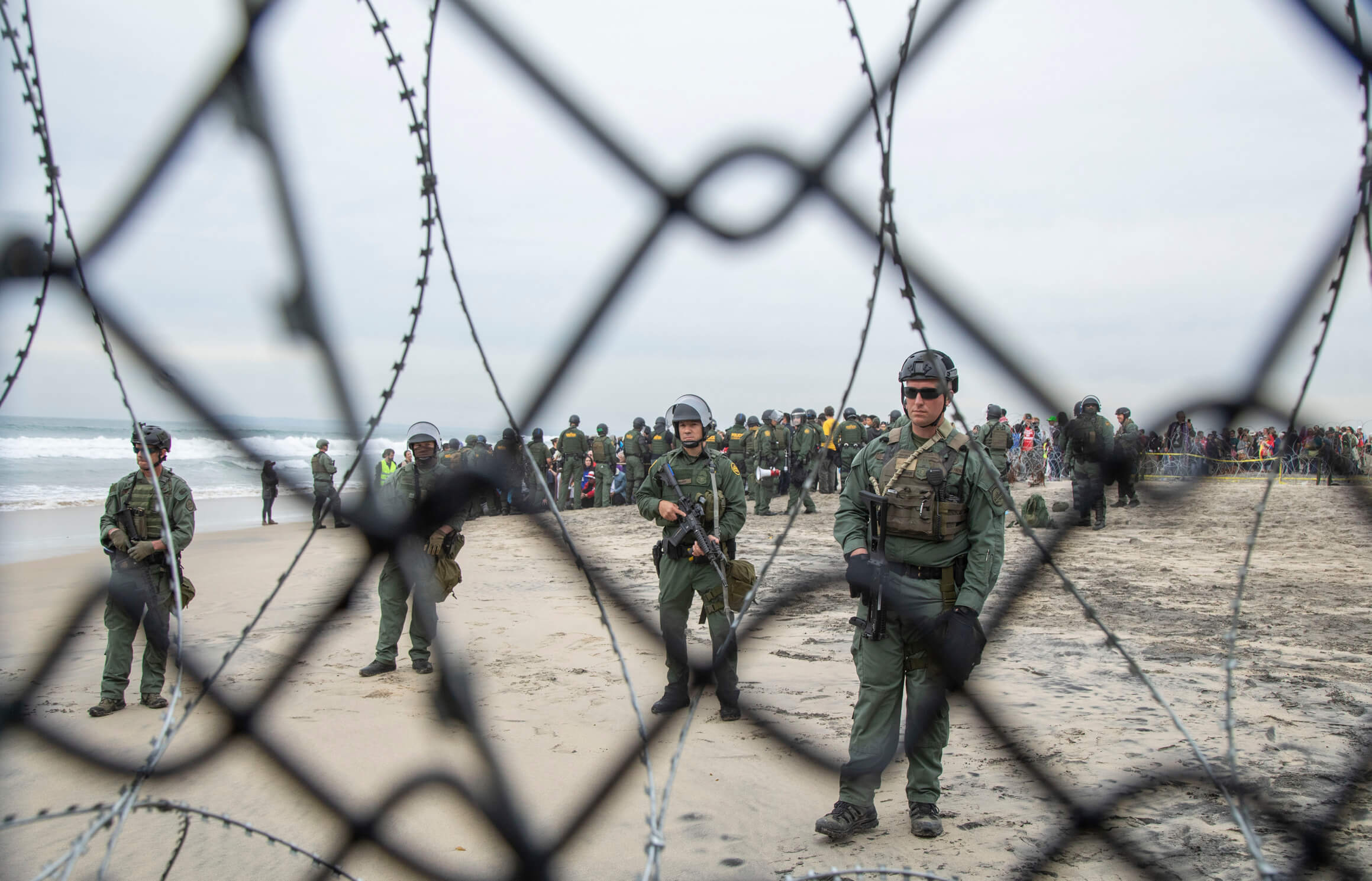 Migrantes brincan muro fronterizo entre Tijuana y San Diego