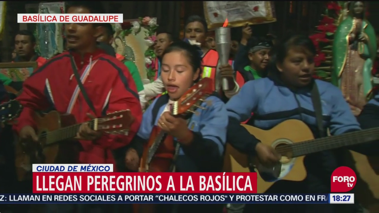 Peregrinos cantan en atrio de la Basílica de Guadalupe