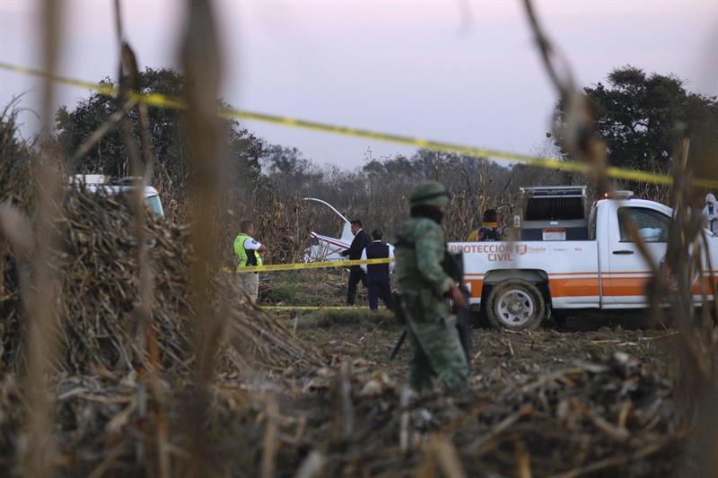 Peritos recuperan restos de aeronave accidentada en Puebla