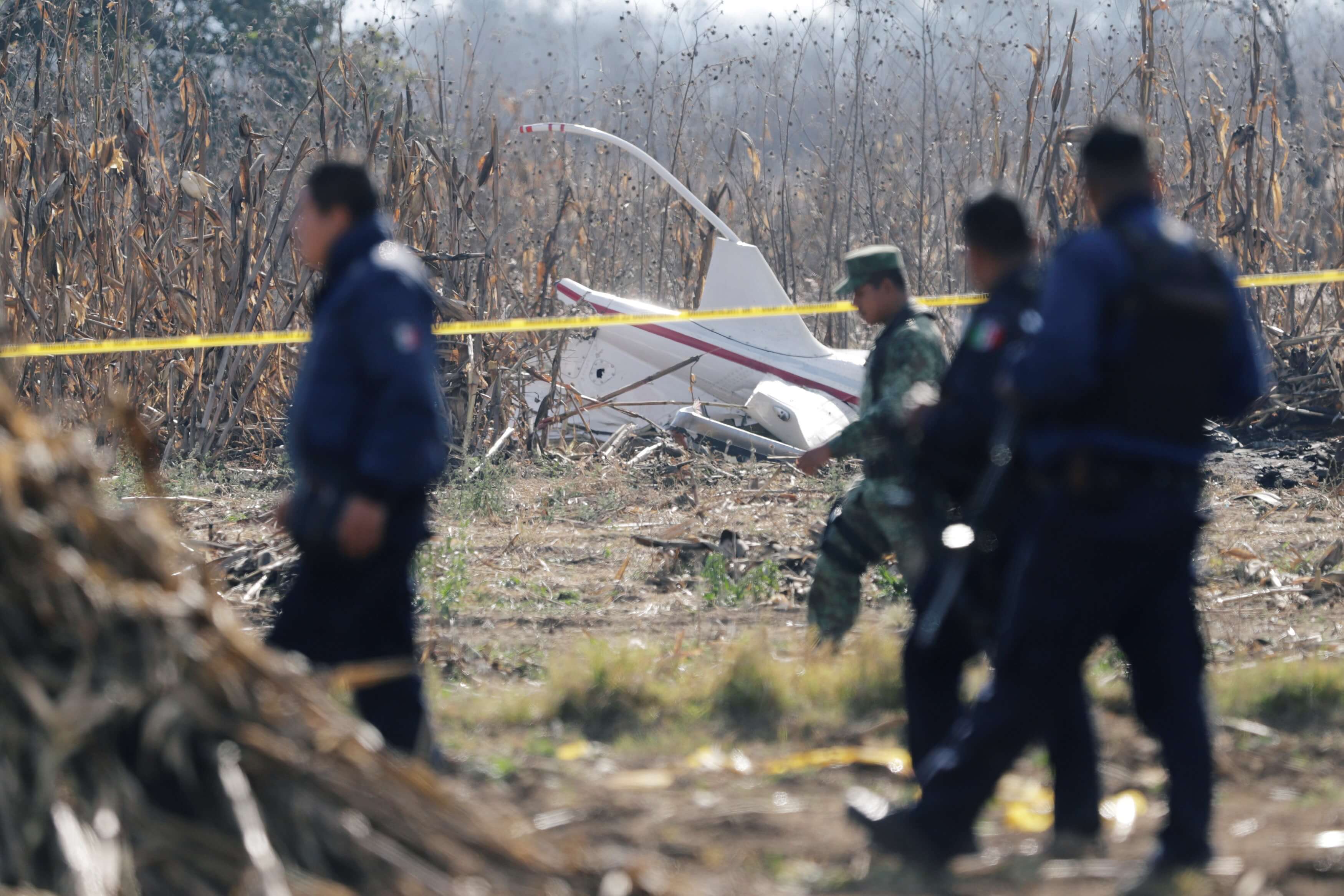 Peritos retiran restos de helicóptero accidentado en Puebla