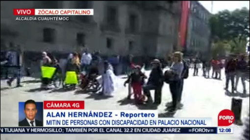 Personas con discapacidad realizan mitin frente a Palacio Nacional