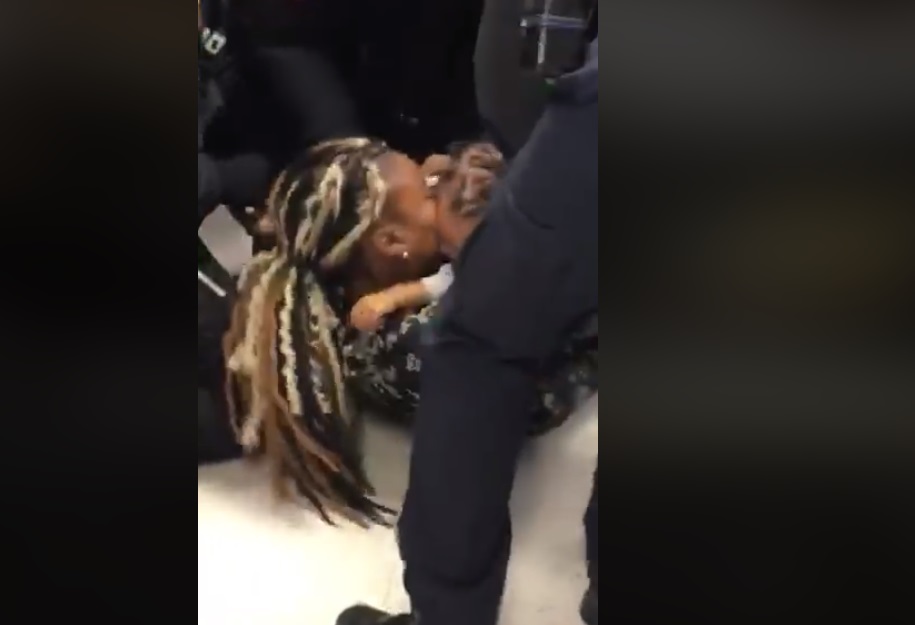 Policías de Nueva York arrebatan a bebé de los brazos de su madre