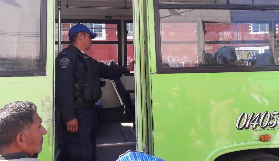 Policías viajan en transporte público en Iztapalapa