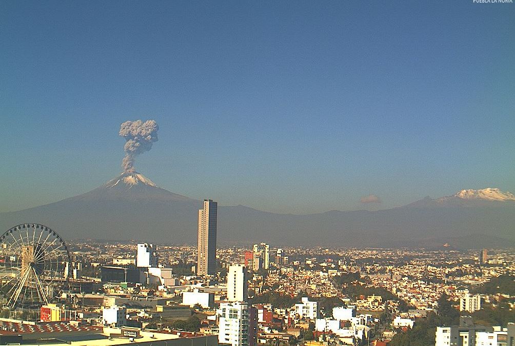 Volcán Popocatépetl emite fumarola de 2.5 kilómetros