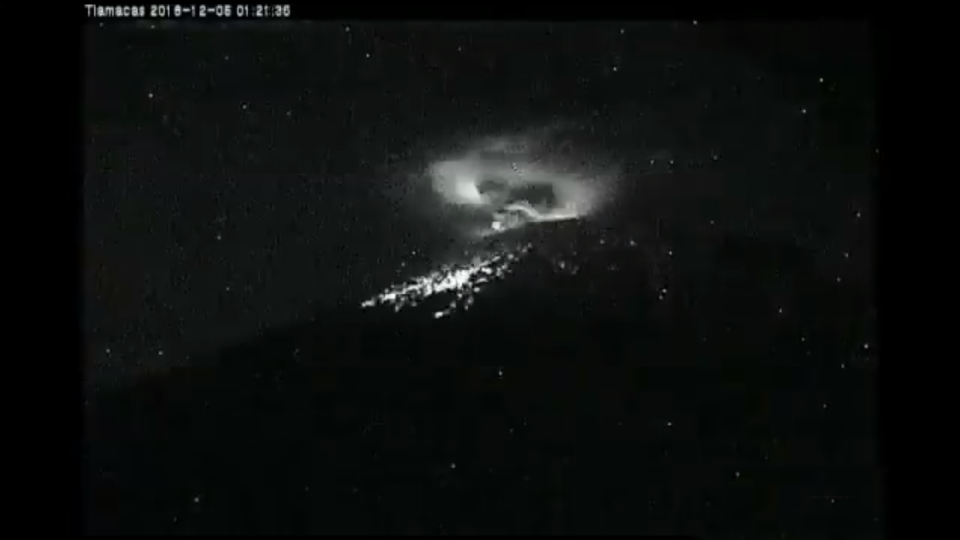 Popocatépetl lanza explosión con material incandescente