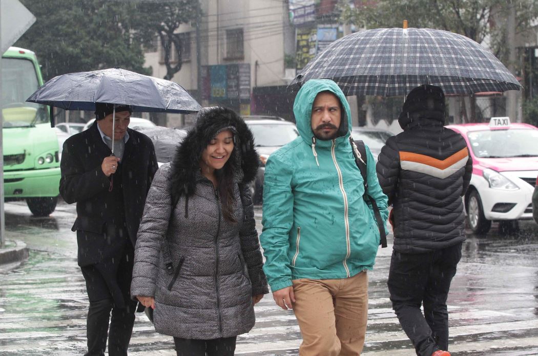 Pronostican ambiente gélido y lluvias en México