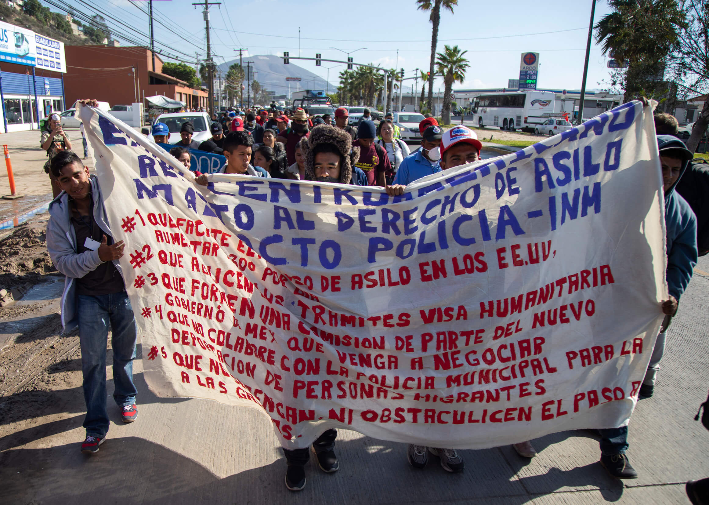Migrantes marchan hacia el Consulado de Estados Unidos en Tijuana