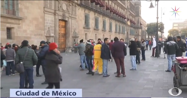 Trabajadores despedidos del SAT protestan Palacio Nacional