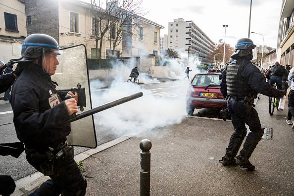 Macron pide calma mientras protestas antigubernamentales se extienden en Francia