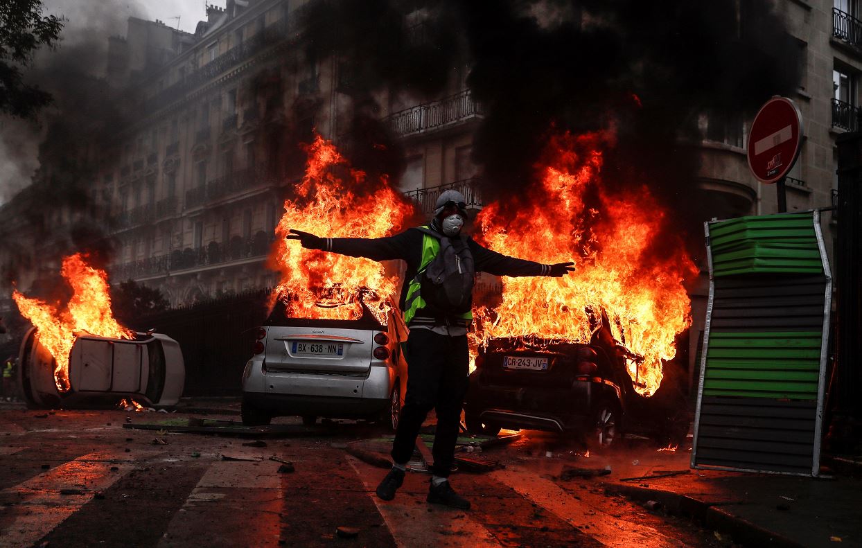 París lamenta 'jornada negra' por violentas protestas de ‘chalecos amarillos’