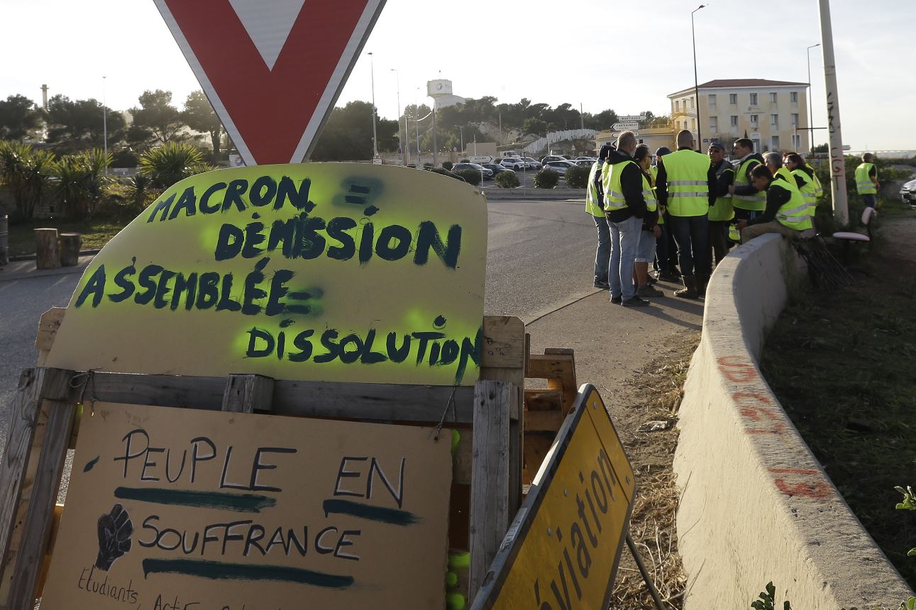 Francia anula gasolinazo para calmar malestar social