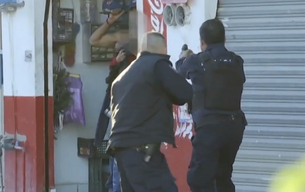 Momento en el que policías disparan a presunto ladrón que tomó a una rehén en Puerto Vallarta