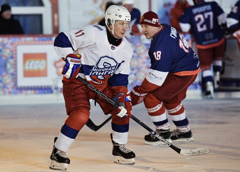 Putin despide 2018 jugando hockey en la Plaza Roja de Moscú