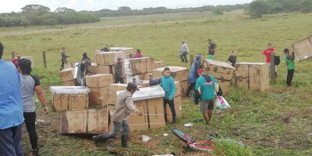 Rapiña en Cosamaloapan, pobladores roban electrodomésticos de camión volcado