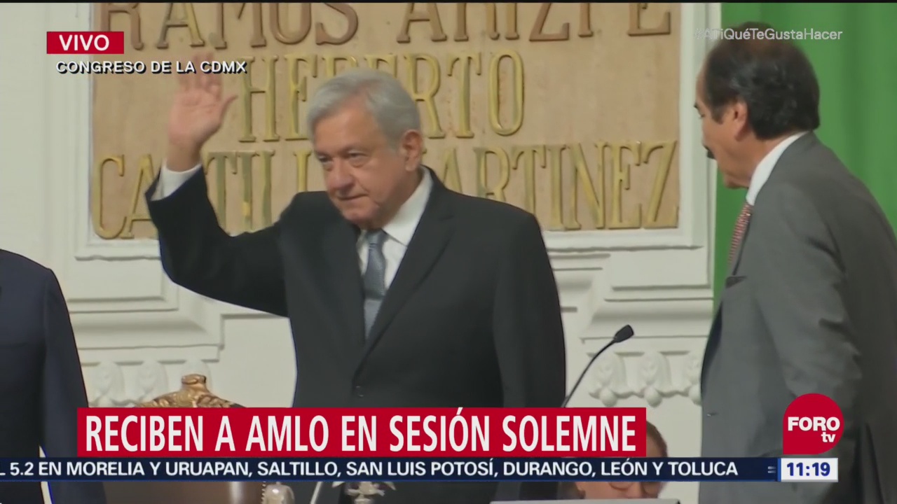 Reciben a López Obrador en sesión solemne del Congreso de la CDMX