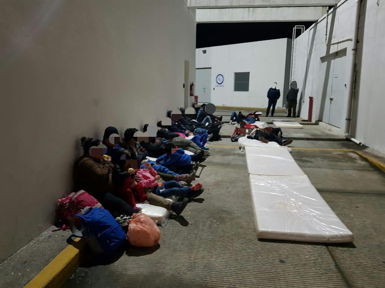 Rescatan a 138 migrantes centroamericanos en caja de tractocamión en Tabasco