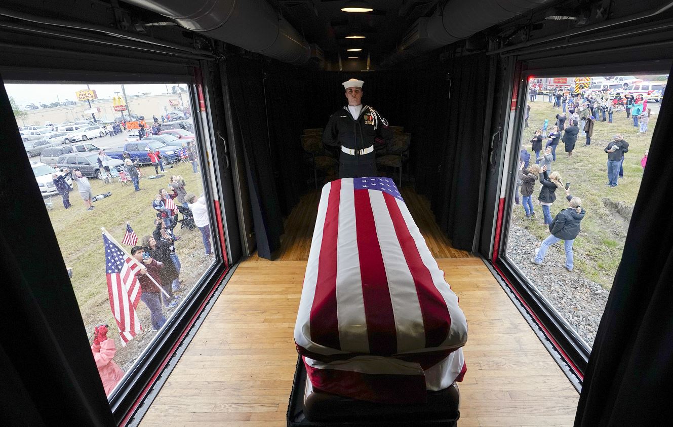 Los restos del exmandatario George W. H. Bush fueron trasladados a bordo de un tren que fue bautizado como "Bush4141". (AP)