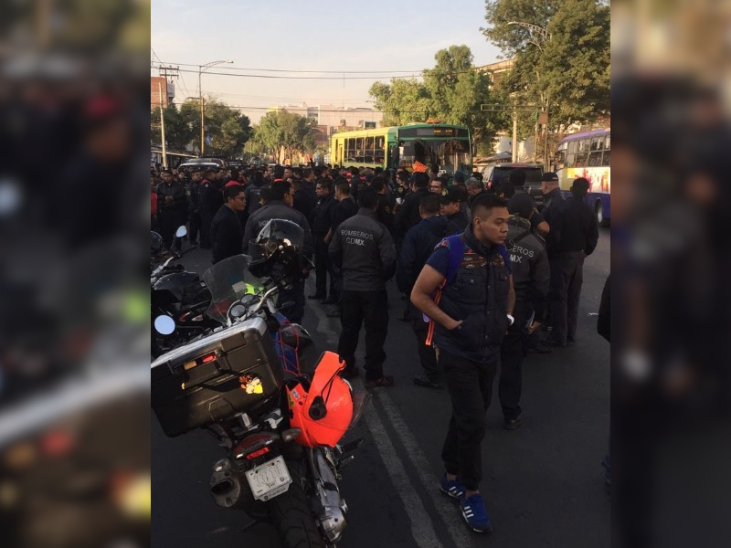 Reunión de bomberos afecta tránsito sobre Calzada de la Viga