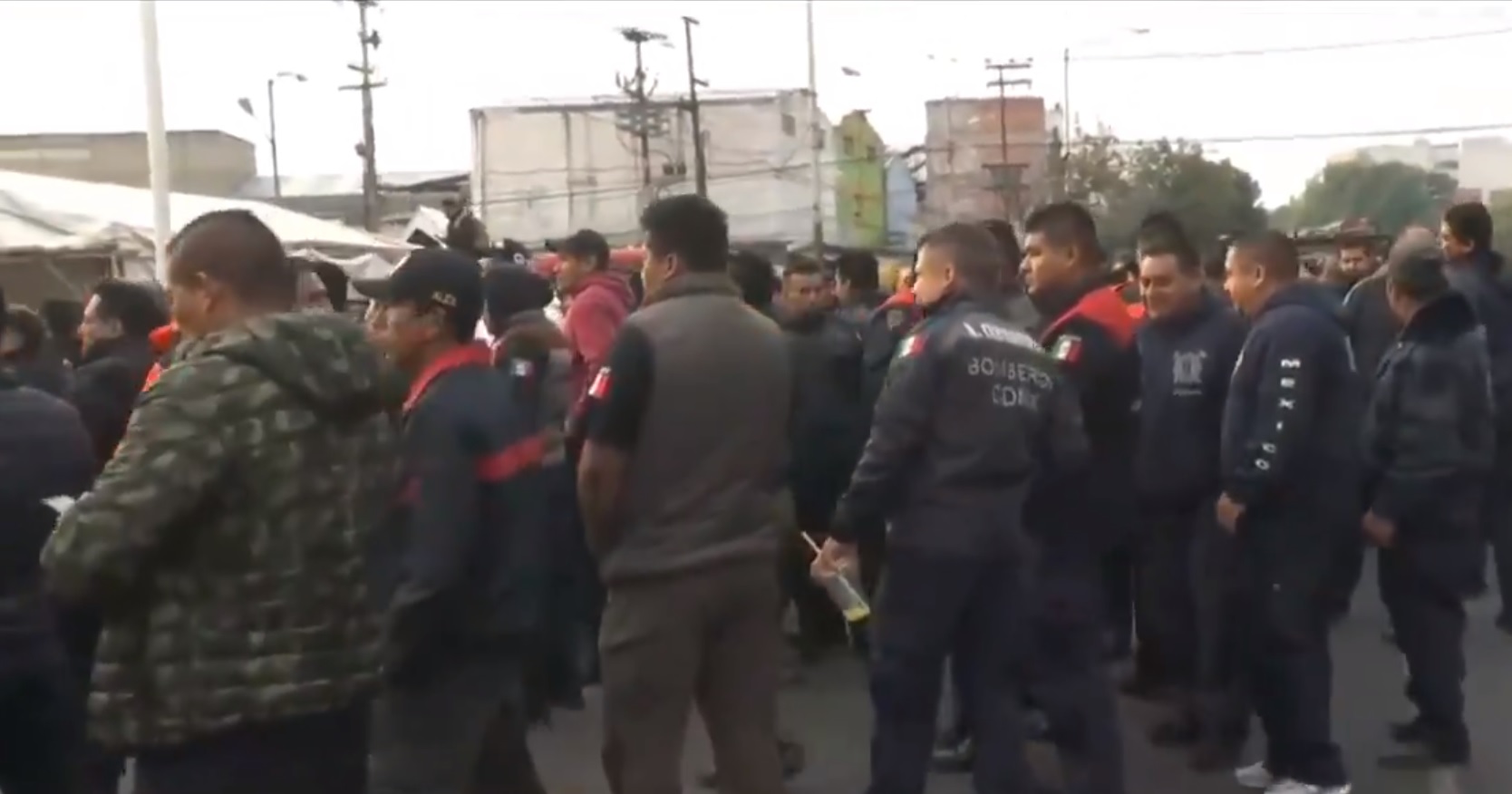 Reunión de bomberos afecta tránsito sobre Calzada de la Viga