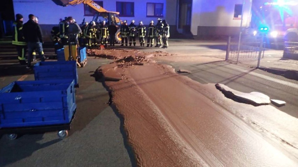 Río de chocolate en Alemania provoca movilización de socorristas