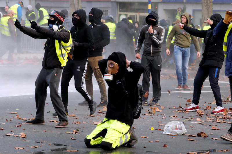 Policía de Bruselas arresta a cientos de manifestantes de los ‘chalecos amarillos’