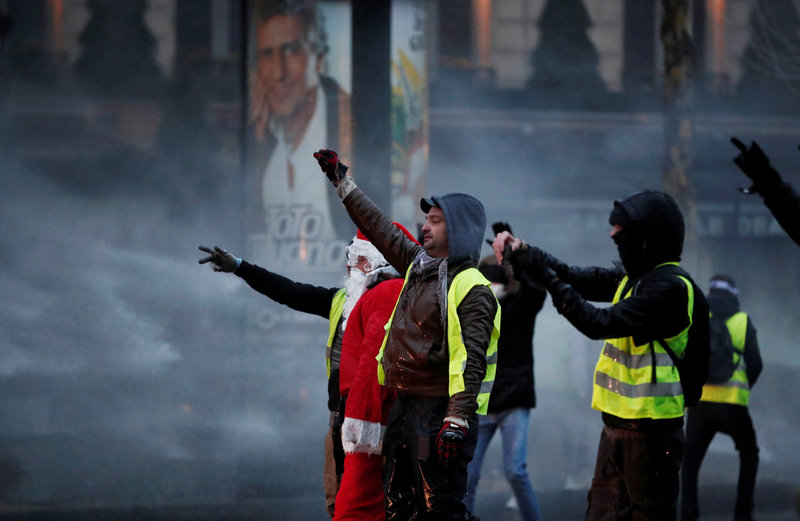 suman ocho muertos durante protestas en francia