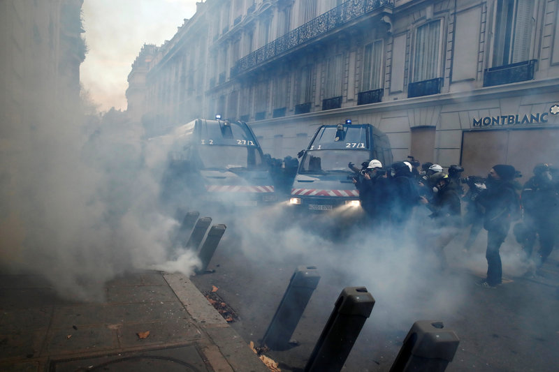 policia de paris lanza gas lacrimógeno chalecos amarillos replegar protesta