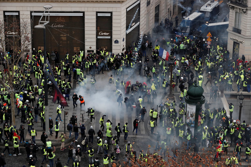 Policía de París lanza gas lacrimógeno a ‘chalecos amarillos’ para replegar protesta