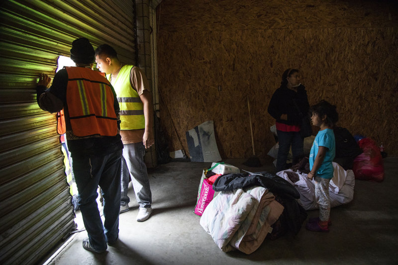 Reubican a migrantes en bodega sin condiciones de seguridad, en Tijuana