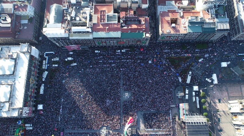Suman 150 mil personas en el Zócalo para ver a AMLO
