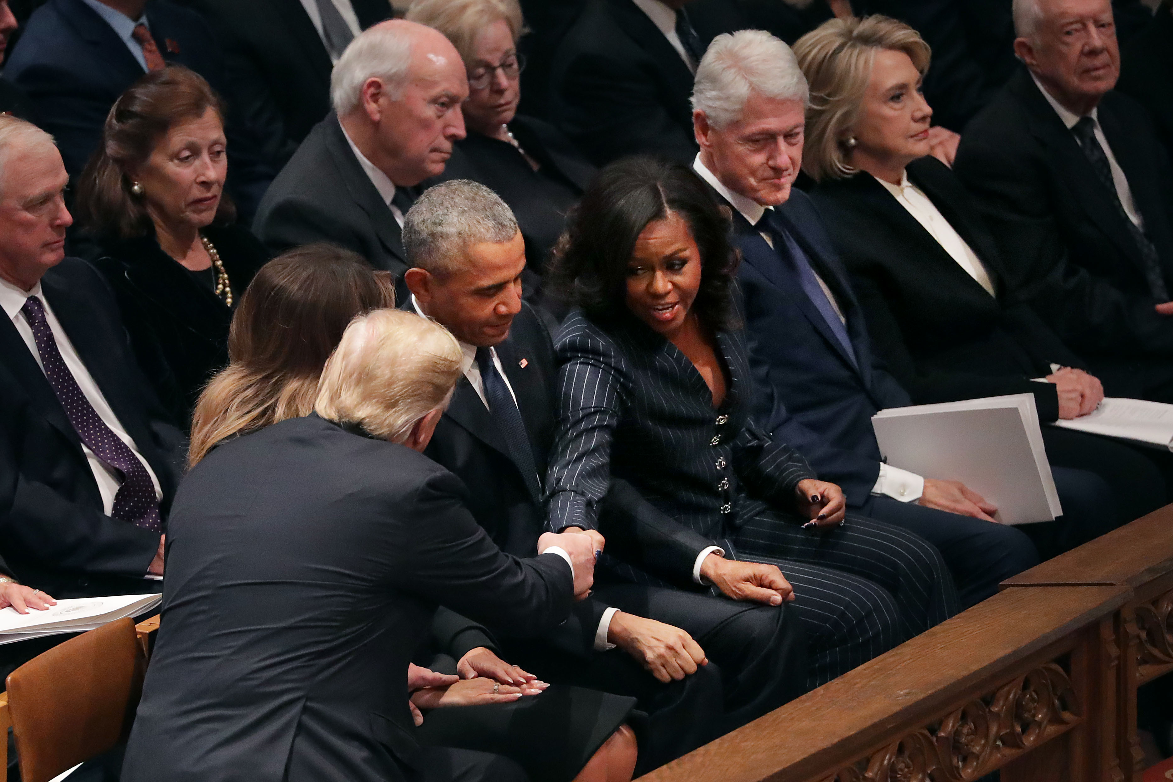 Trump saluda a Obama, pero no a Hillary Clinton, en el funeral de Bush padre