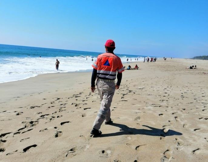 Cientos de salvavidas operan en Acapulco en temporada vacacional