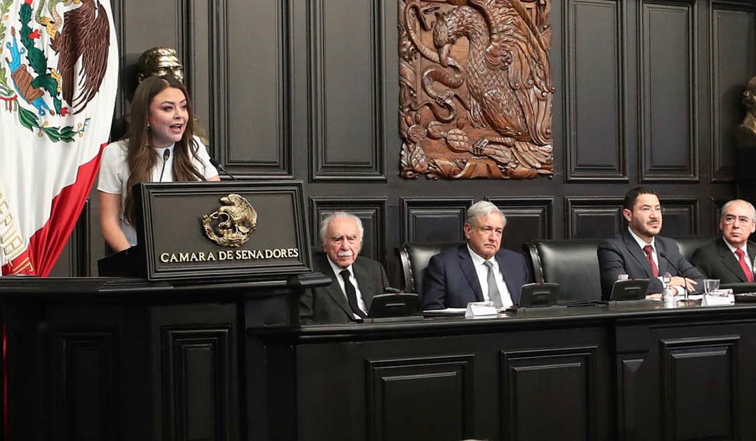 Senadora halaga a AMLO en entrega de la Belisario Domínguez y la critican