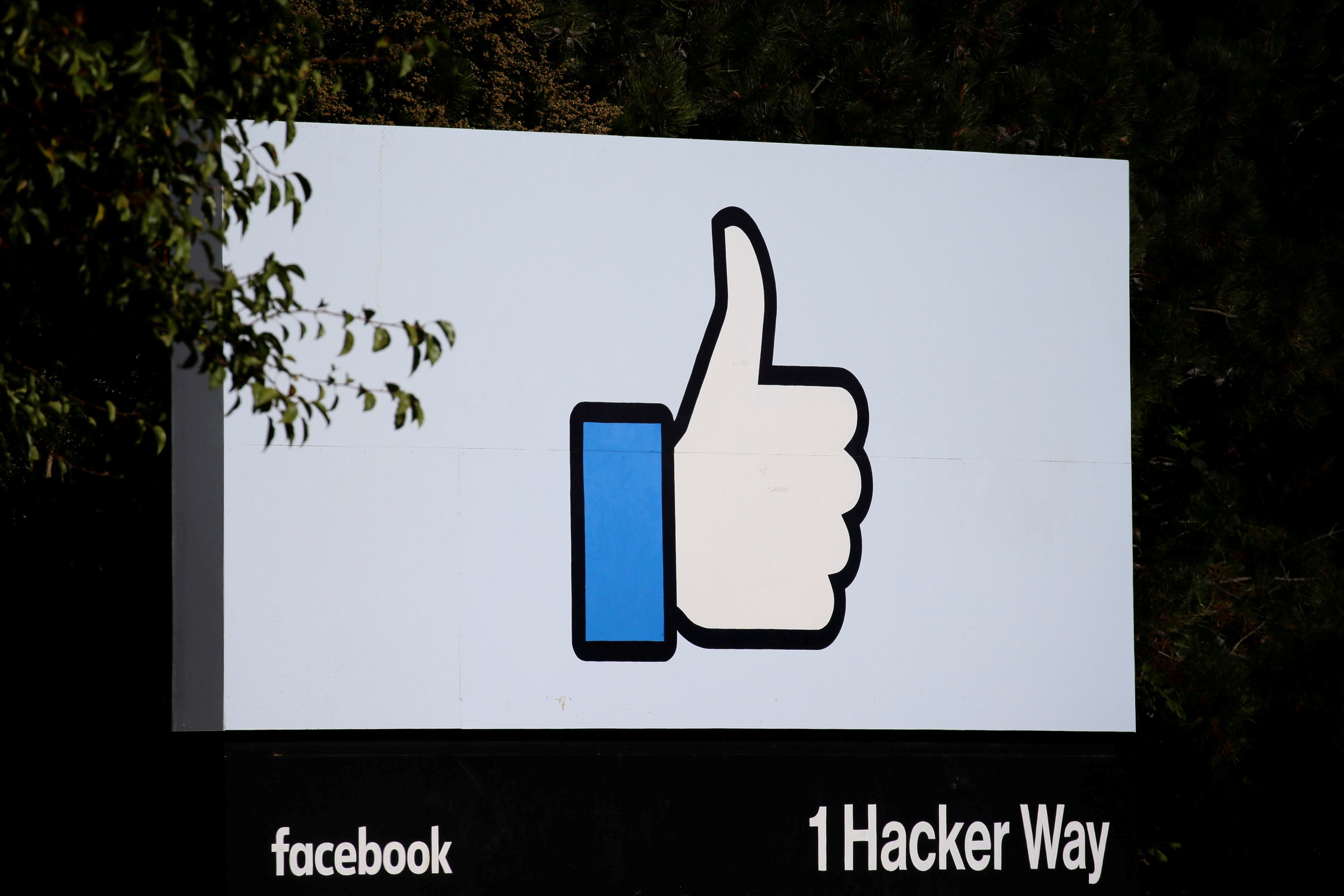 Desalojan edificio de Facebook por amenaza de bomba