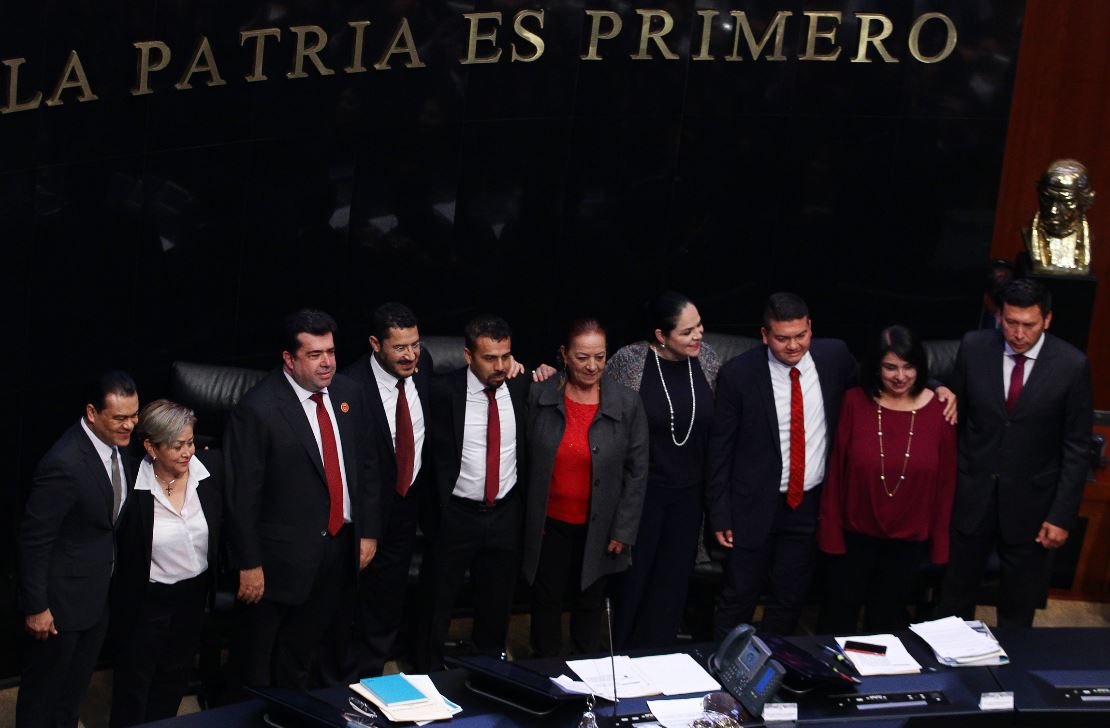Rinden protesta senadores suplentes de Morena