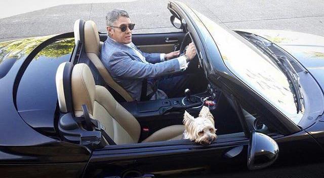 Serrano Ruíz, apodado #LordMinistro, en una de las imágenes en las que aparece conduciendo su auto deportivo de lujo (Reforma)