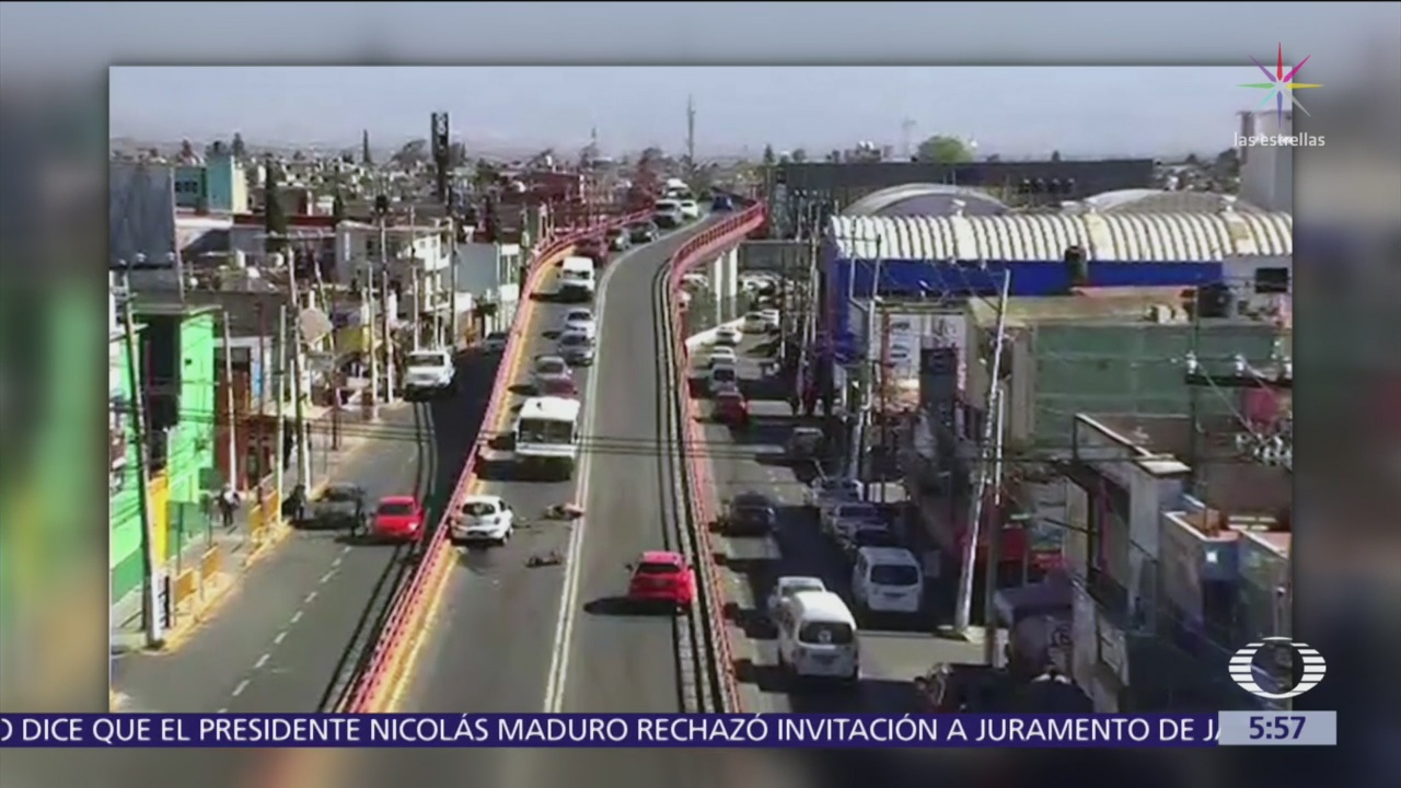Taxi impacta a motociclista en puente de Ciudad Azteca, Ecatepec