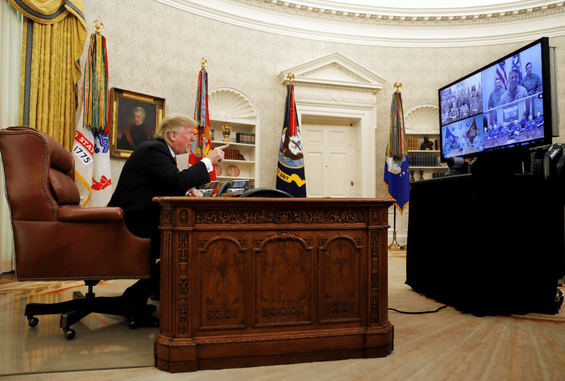 Trump durante videoconferencia con tropas estadounidenses. (AP)
