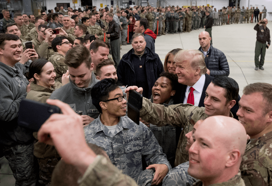 Trump visitó a las tropas estadounidenses en Alemania. (AP) 