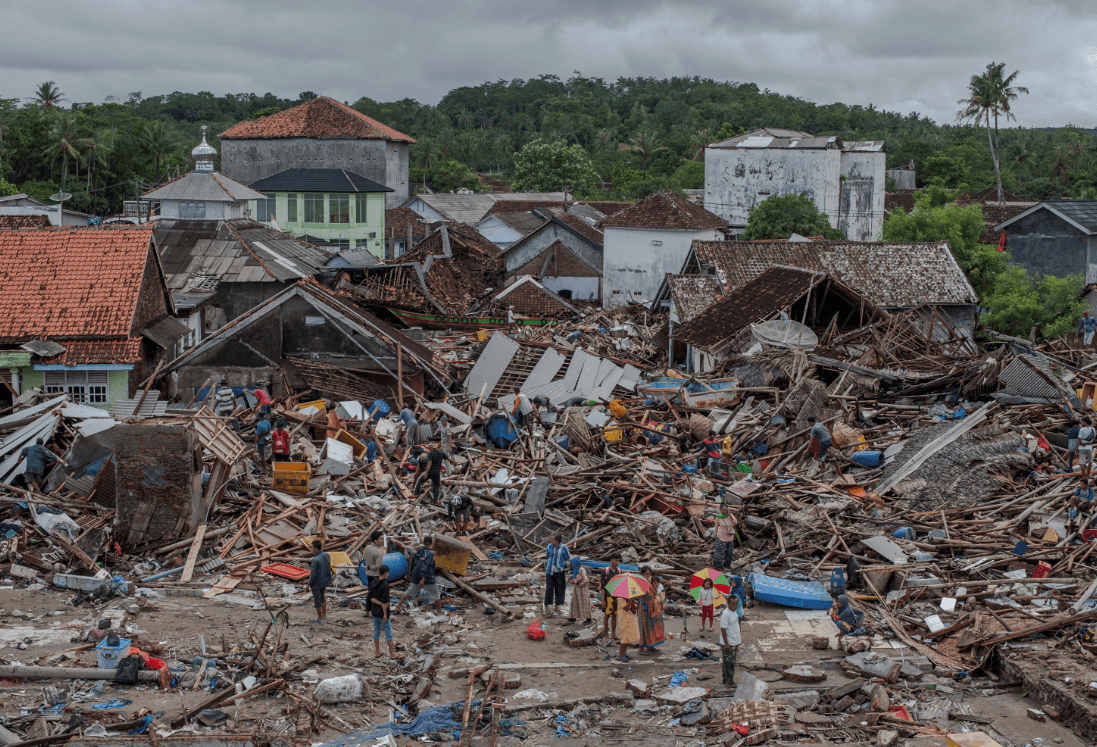 Tsunami en Indonesia Se eleva a 373 la cifra de muertos; miles de