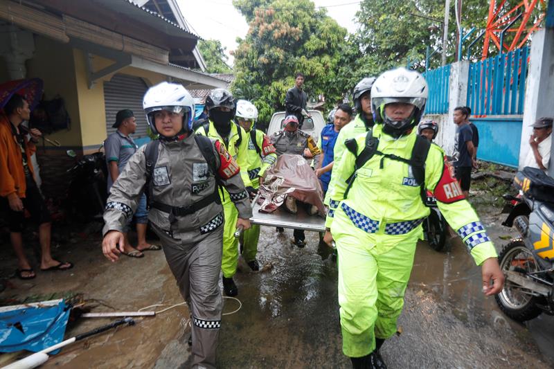 ascienden 222 muertos por tsunami en indonesia 
