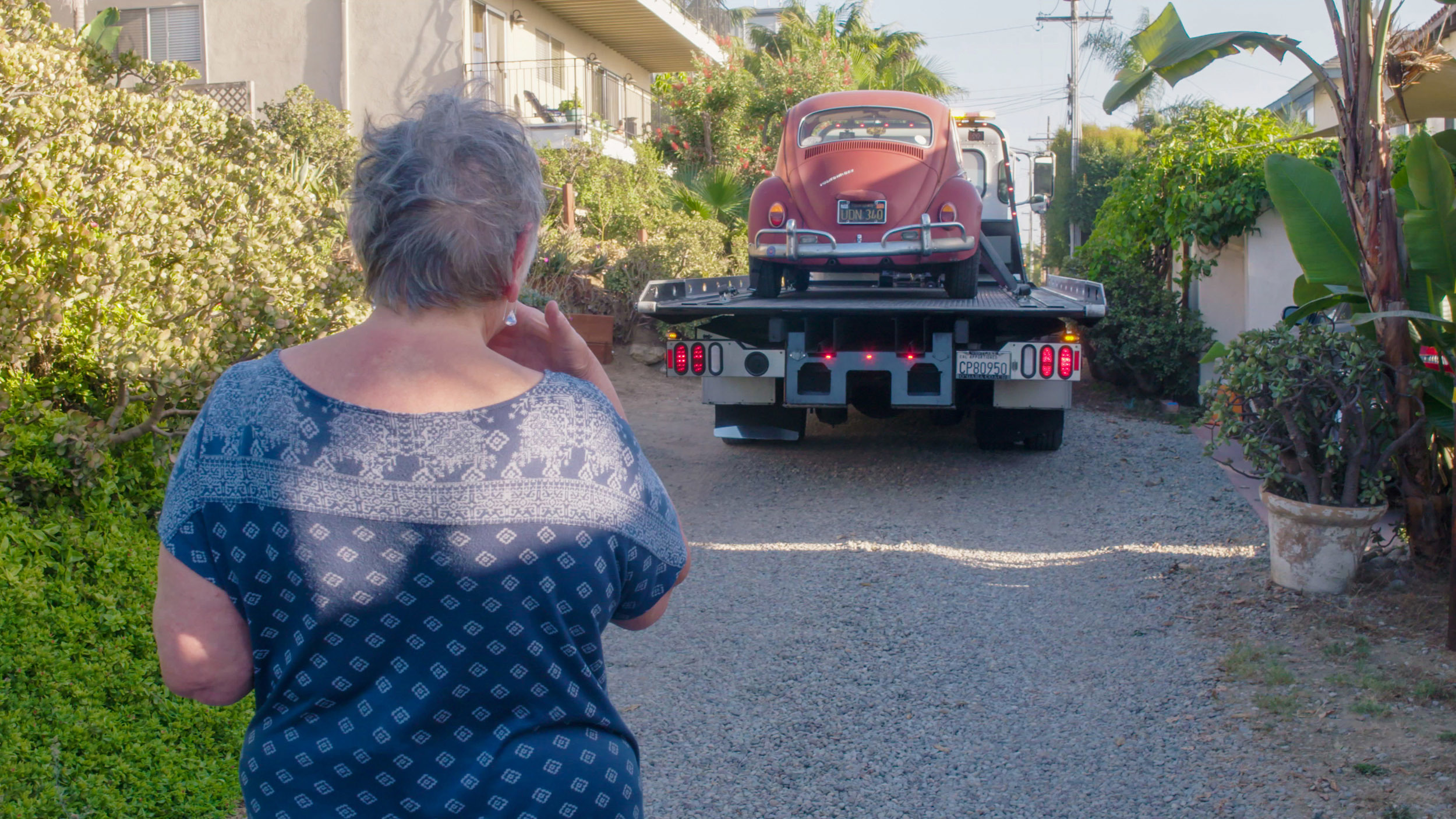 Un camión de la fábrica se lleva a 'Annie' a la restauración, en un momento conmovedor para Kathleen (Volkswagen)