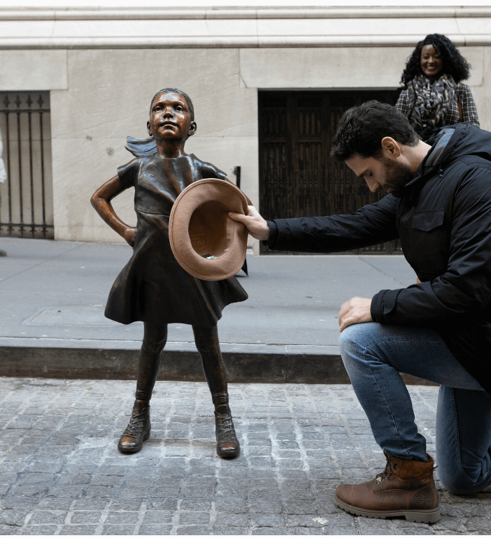 Estatua ‘Niña sin miedo’ es reubicada frente a Bolsa de NY