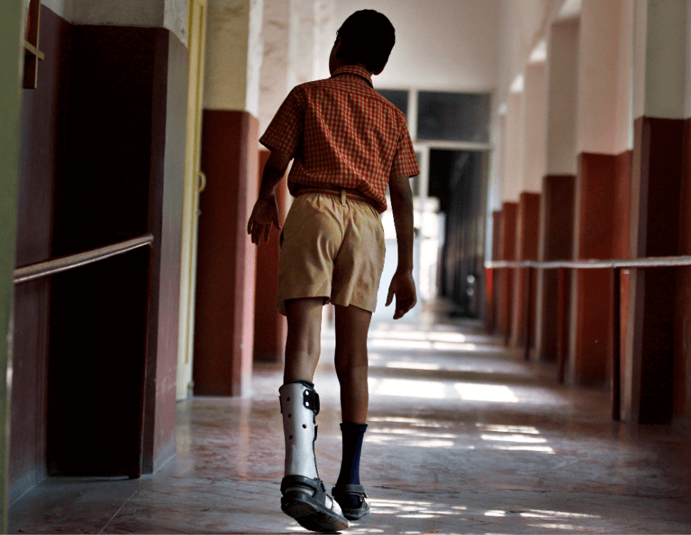 Un niño con discapacidad camina en una escuela de la India. (AP, archivo) 