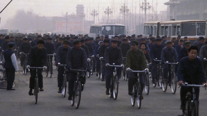Una de las estampas comunes en el Pekín de 1978, la avenida Chang An repleta de bicicletas (BBC)