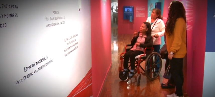 Una joven con discapacidad acompaña a los visitantes. (Noticieros Televisa)